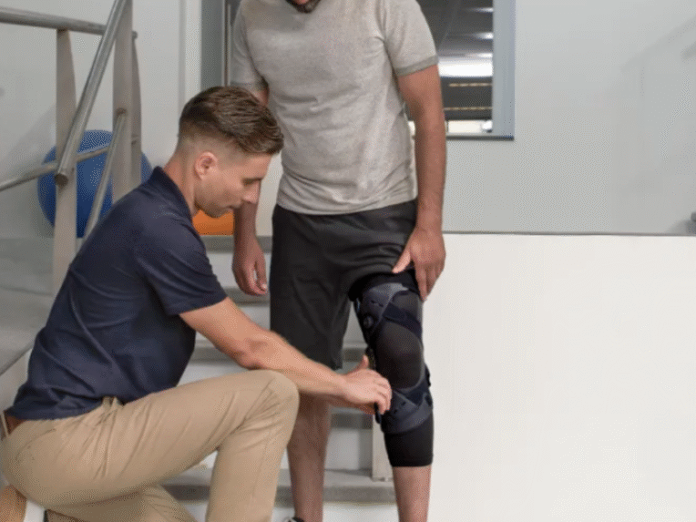 Gegen Knieschmerzen durch Arthrose im Knie - Orthese im Alltagseinsatz testen - Sanitätshaus Spörer AG - Ingolstadt